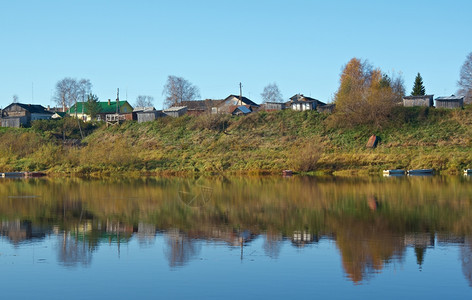 FallRiver反映于俄罗斯阿尔汉格克地区乡村的阳光自然图片