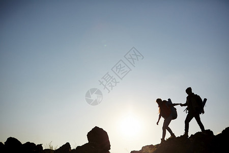 男人宽的在山上徒步旅行的情侣背光阴暗黑色影集年轻男子跟随着女友握手背景图片