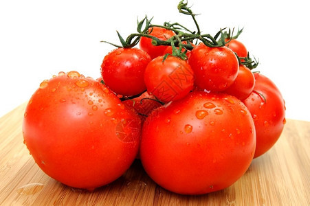 绿色樱桃和大西红柿冲洗准备吃沙拉或三明治大小番茄有机的生图片