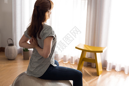平衡击一名在家锻炼的妇女重量快乐图片