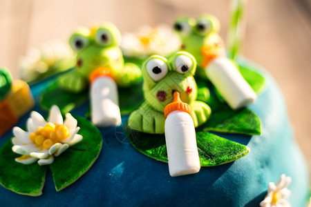 可爱的蓝色生日蛋糕绿青蛙数字甜点图片