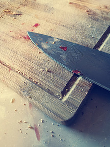 木制的餐厅国内躺在肮脏木板刀上并配有切片成分的晚餐图片