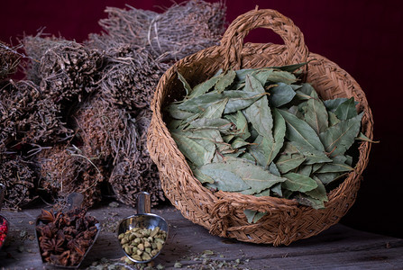 味道花束干燥木板上的一篮月桂叶图片