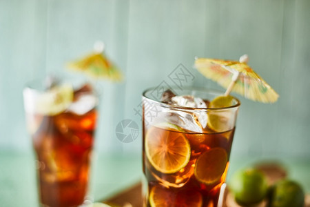 冰杯茶和柠檬片玻璃杯冰茶夏天寒冷的有机图片