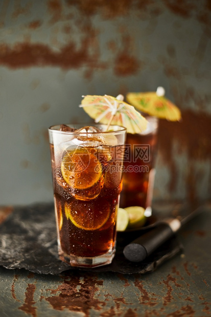 水果冰杯茶和柠檬片玻璃杯冰茶清爽排毒图片