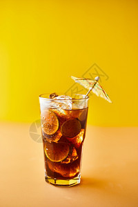 柠檬汽水冰杯茶和柠檬片玻璃杯冰茶排毒健康图片
