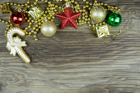 喜庆的带有复制空间旧木背景圣诞装饰品木制的钟图片