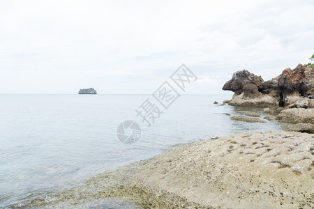 低的海边落岩滩上的小石头多岩户外图片