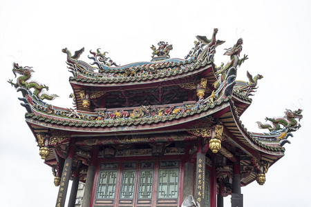宝塔角落俯视台北孟嘉长山寺主院的一座塔景象展示了屋顶四角各处多彩的龙凤凰和其他生物这些巨龙凤凰和其他动物拉根图片