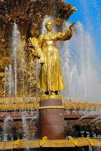 城市苏联在莫斯科VDNHVVC市展览中心俄罗斯人民友谊喷泉的雕塑馆内人与之间不连续友谊人们图片