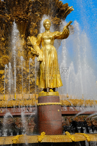 城市苏联在莫斯科VDNHVVC市展览中心俄罗斯人民友谊喷泉的雕塑馆内人与之间不连续友谊人们图片