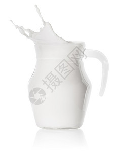 滗水器罐在玻璃杯中喷出奶粉在白色背景中隔离的透明脱污器在玻璃杯中喷出牛奶在玻璃杯上健康图片