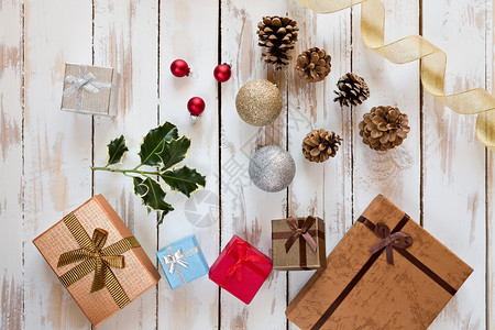 圣诞礼物和装饰品放在从圣诞礼物上方看的生锈木制餐桌旁在生锈木制餐桌上可以看到的圣礼和装饰品冬天木头白色的图片