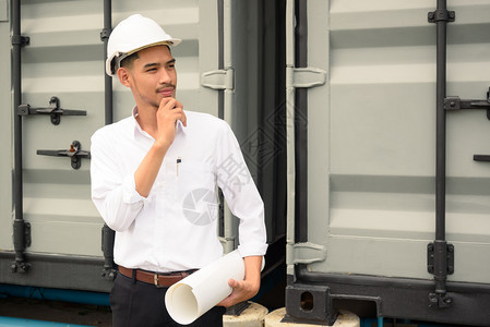 经理承包商建筑工地大楼中的年轻青亚洲工程师白衬衫和安全头盔人们图片