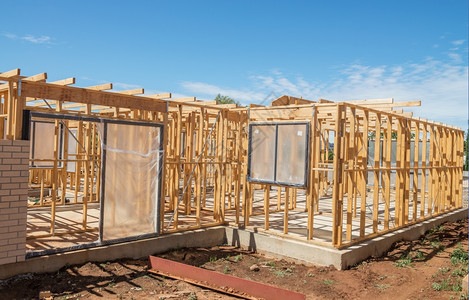 木制的材建新住宅筑房屋以蓝天为基准托梁图片