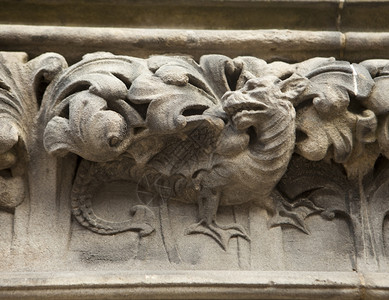 在苏格兰爱丁堡圣吉利斯大教堂门口一条龙被雕刻成装饰碎屑中世纪石匠的传承之优美范例细节艺术石方图片