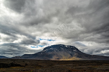 在阴云的一天前往Askja山的路上冰岛在通往Askja山的路上灰蒙岩浆阿斯克贾图片