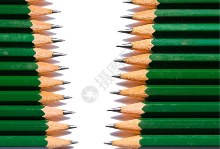 在白背景上分离的单色铅笔行数颜白的工具背景图片