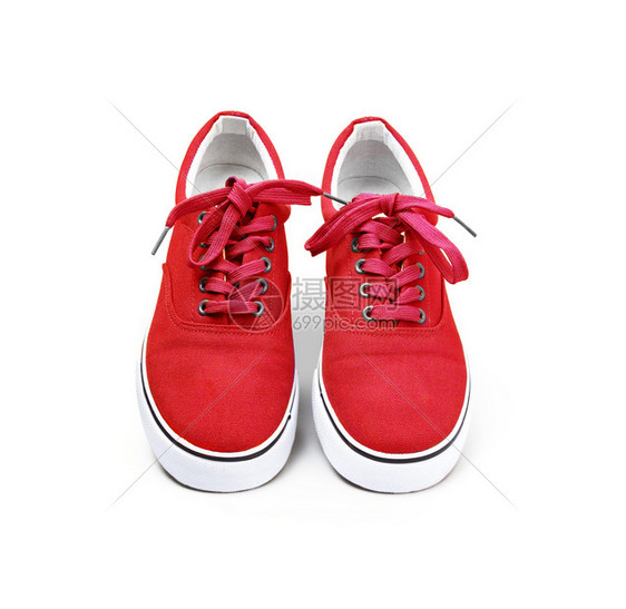 剪裁现代的一双红色彩帆布鞋在白背景和剪切路径上被孤立时尚图片