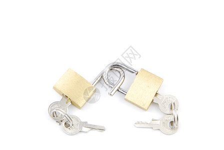 安全的金属偷白色背景上的两个金圆锁和钥匙图片