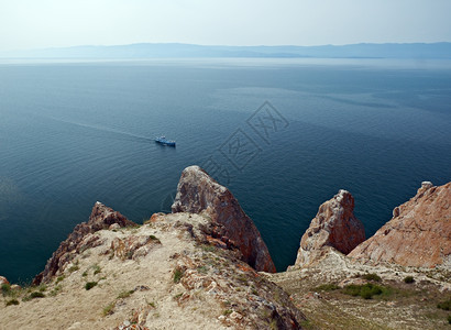 夏天山俄罗斯西伯利亚Baikal湖KhoboyOlkhon角岛附近的岩石海岸多的图片