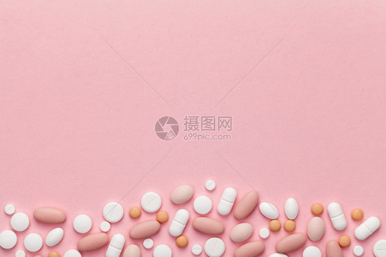 粉色背景下的胶囊药品图片