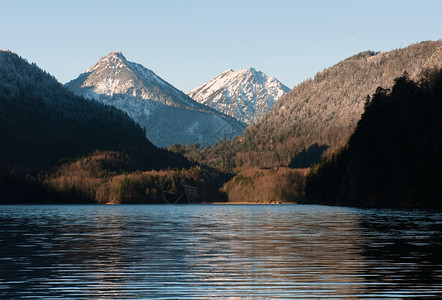 西湖冬天多山德国施旺高附近的温特阿尔普西湖景观山背景