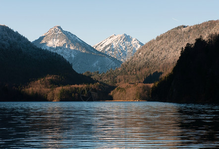 多山德国施旺高附近的温特阿尔普西湖景观山图片