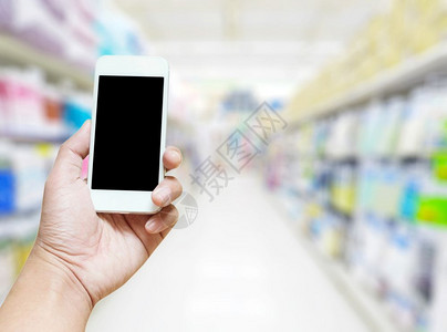 购物中心在超市架子背景剪切路径屏幕上模糊的照片使用智能手机包括在线的排图片