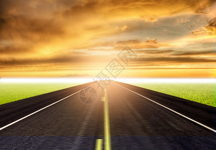 在日落的空路上驾驶户外速度著名的图片