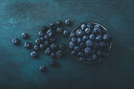 维生素夏天在碗里的美丽背景上充满果汁和新鲜的蓝莓食物图片
