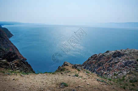 亚洲人俄罗斯西伯利亚Baikal湖KhoboyOlkhon角岛附近的岩石海岸贝加尔湖岬图片