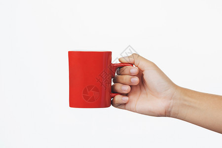 用手握红色咖啡杯在白背景上隔离洁具早餐工作室图片