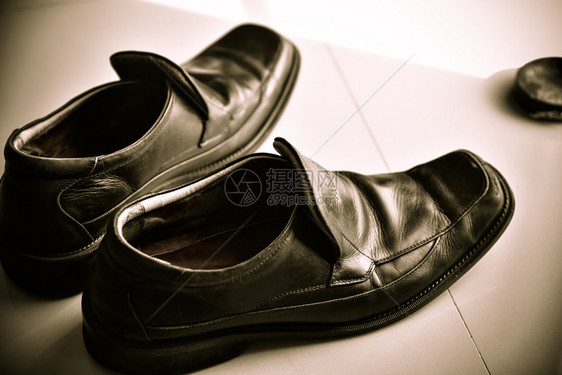 优雅的颜色棕清洁橡胶士皮鞋图片