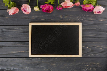 桌子空白的花玫瑰有大粉黑板木桌框架图片