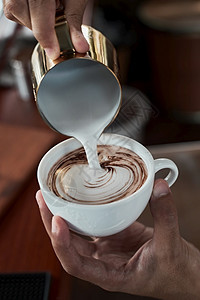 香气温暖的喝咖啡拿铁艺术制作图片