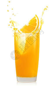 明亮的食物橙汁杯子带有喷花和在白底边隔离的橙片汁杯子含有喷洒和橙片图片
