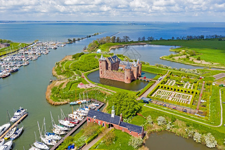梅登历史的多于来自荷兰IJsselmeer的中世纪Muiderslot城堡的空中飞机图片