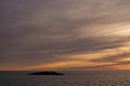 目的地1月在西班牙马洛卡梅1月通过阴云的冬季天空在地中海上登黄昏港口水图片