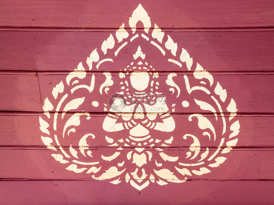 在泰国区天花板上以传统的泰国风格在传统式的花粉形金天使绘画不需要财产放行公共建筑必需的墙纸框架图片