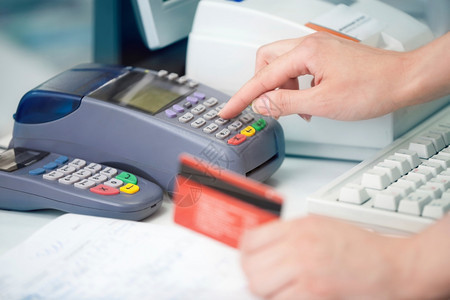 购物商业付款在信用卡读器上取信用图片