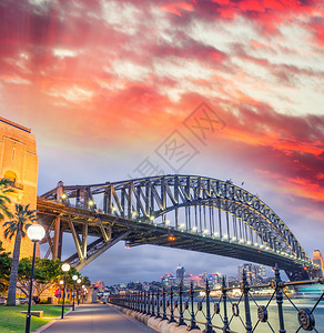 美丽的夜晚拥有日落的悉尼海港大桥新南威尔士州澳大利亚拥有美丽日落的悉尼海港大桥新南威尔士州澳大利亚灯图片