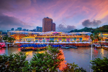 夜晚暮黄昏日落时ClarkeQuay区ClarkeQuay市风景图片