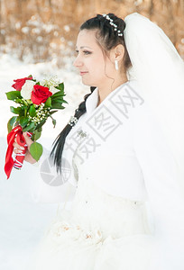 人类新娘的肖像用一束鲜花穿着婚纱柔软的天图片
