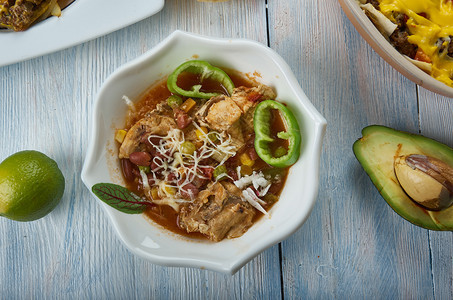 最佳新鲜的慢速烹饪机TexMex鸡粉TexMex美食传统各种菜盘顶视图健康图片