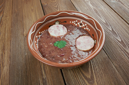 服务南肾豆和安多伊香肠汤传统的可口图片