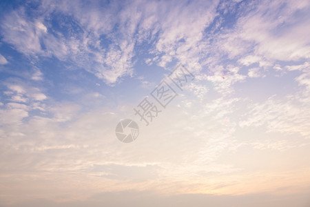 自然热的傍晚夜空云在太阳中笼罩天空日落开始逐渐减少图片