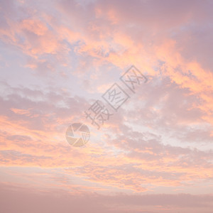 阳光夏天傍晚的夜空云在太阳中笼罩天空日落开始逐渐减少晚上图片