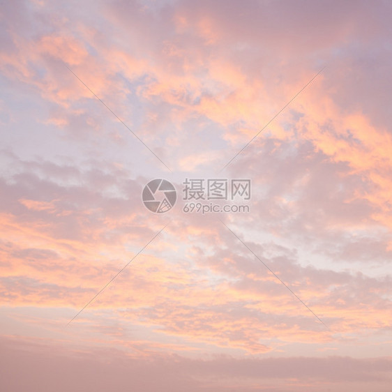 阳光夏天傍晚的夜空云在太阳中笼罩天空日落开始逐渐减少晚上图片