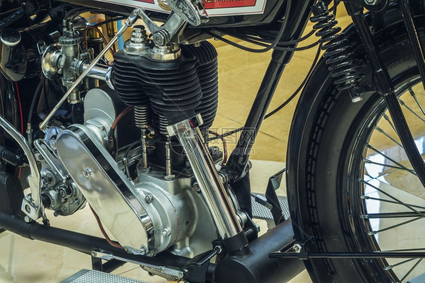 经典的一辆旧摩托车发动机的贴上圆筒堵塞图片